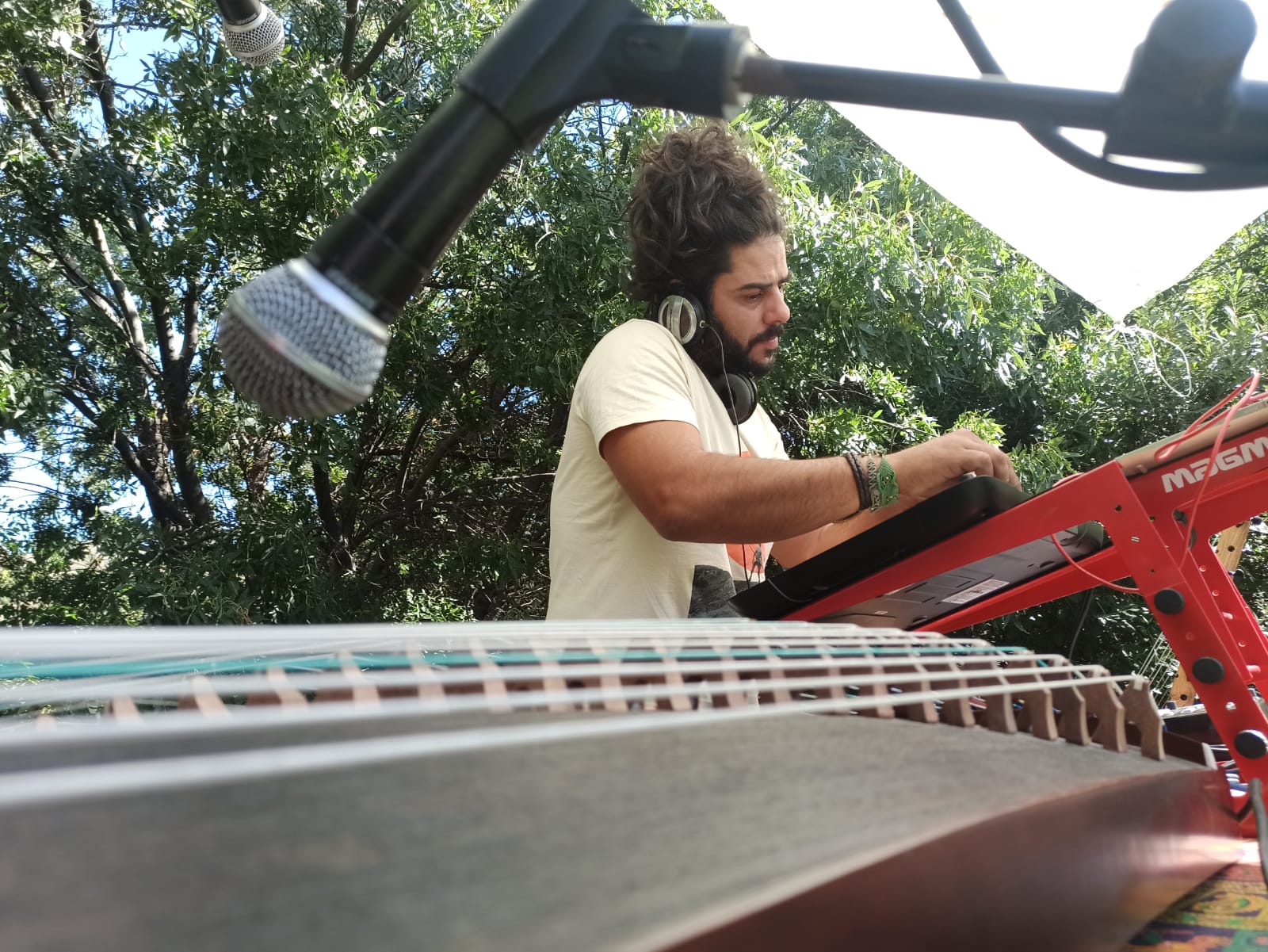 Pinchando junto a mi querido Guzheng (un instrumento chino maravilloso)